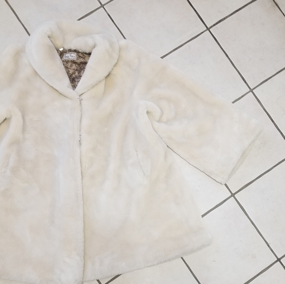 🔴LOWEST!🍁Vintage Milano M, Luxurious Faux Fur Oversized Coat! - Picture 5 of 16